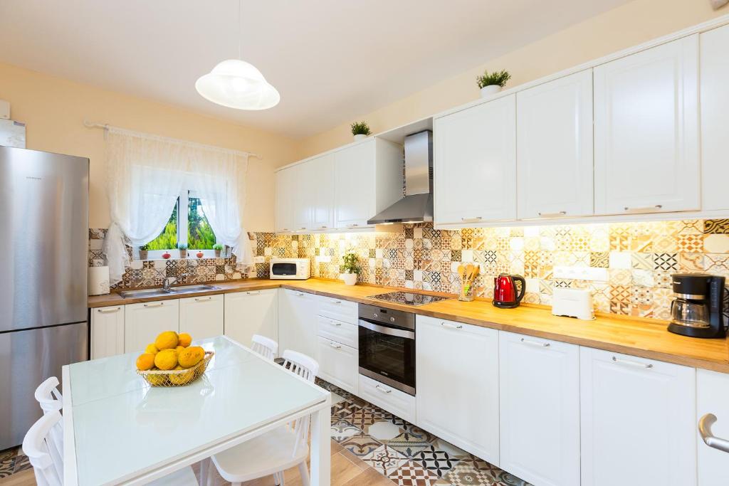 Kuchyňa alebo kuchynka v ubytovaní Seaside Villa Konaki
