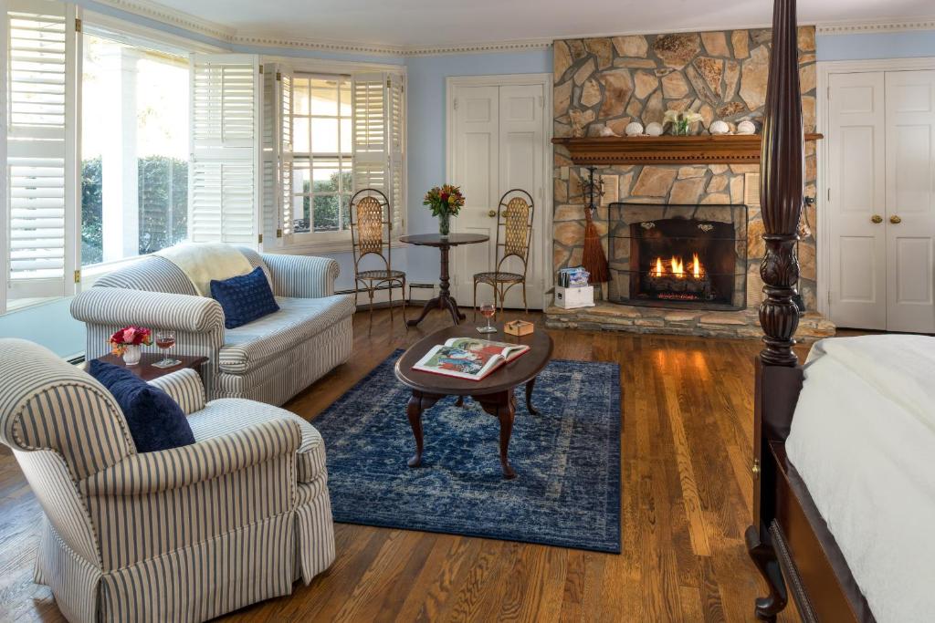 The Yellow House on Plott Creek - King Suite