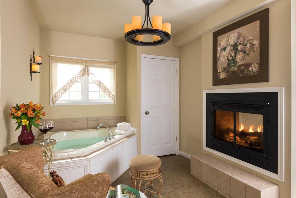 The Yellow House on Plott Creek - King Suite