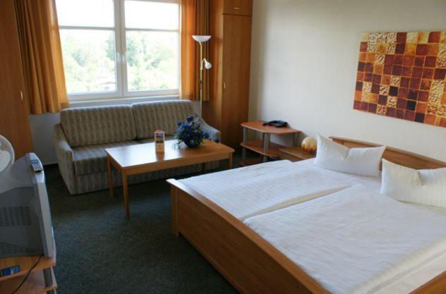 Postel nebo postele na pokoji v ubytování Hotel Kubrat an der Spree
