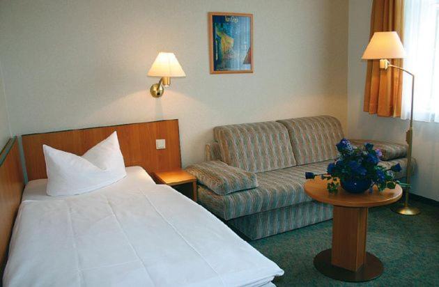 Postel nebo postele na pokoji v ubytování Hotel Kubrat an der Spree