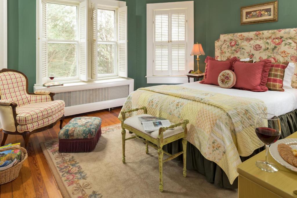 The Yellow House on Plott Creek - Queen Room