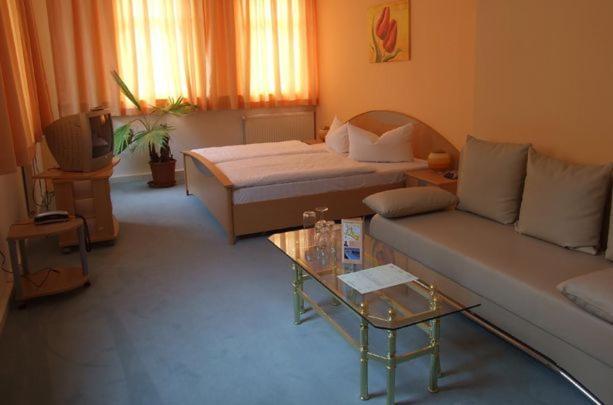 Posezení v ubytování Hotel Kubrat an der Spree