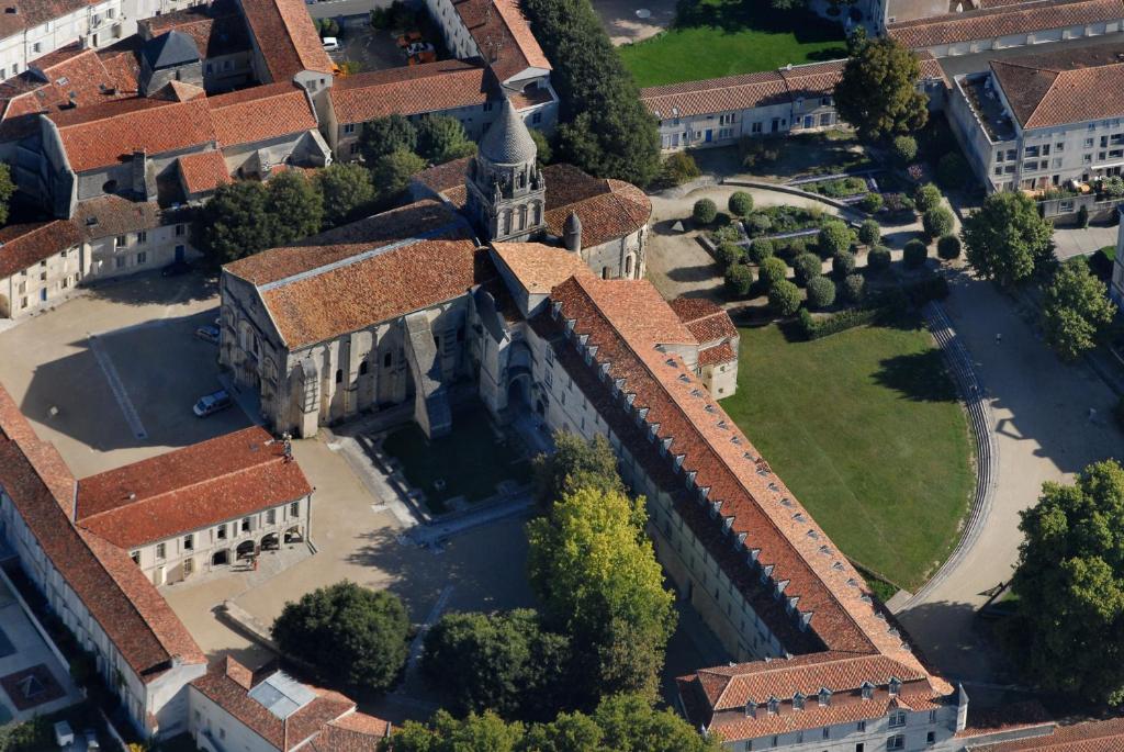 Vue panoramique sur l&#39;&eacute;tablissement Les Chambres de l&#39;Abbaye