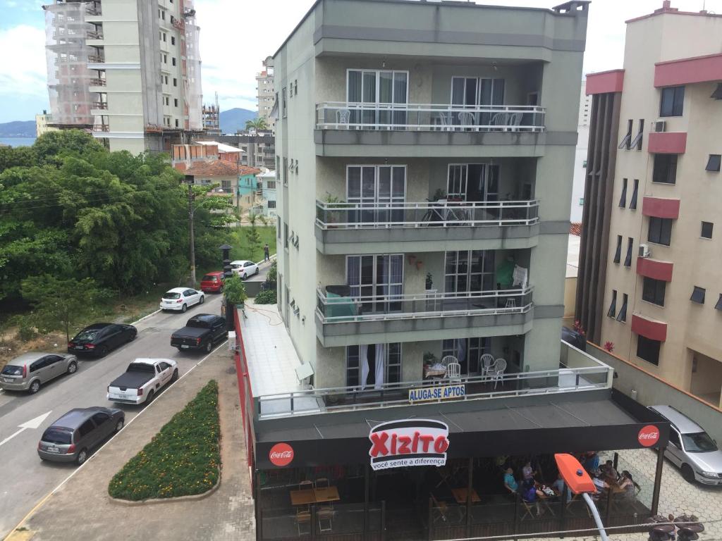 um edifício com um sinal na lateral em Nilmare Apartamentos e Suites para suas Férias em Itapema