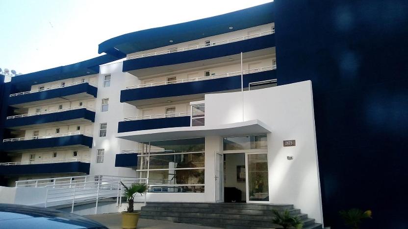 een groot appartementencomplex met blauw en wit bij Euromarina 2 Adconedif in Viña del Mar