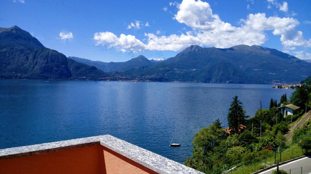 ヴァレンナにあるBlu Panorama belvedere lago di Comoの山々を背景にした湖の景色