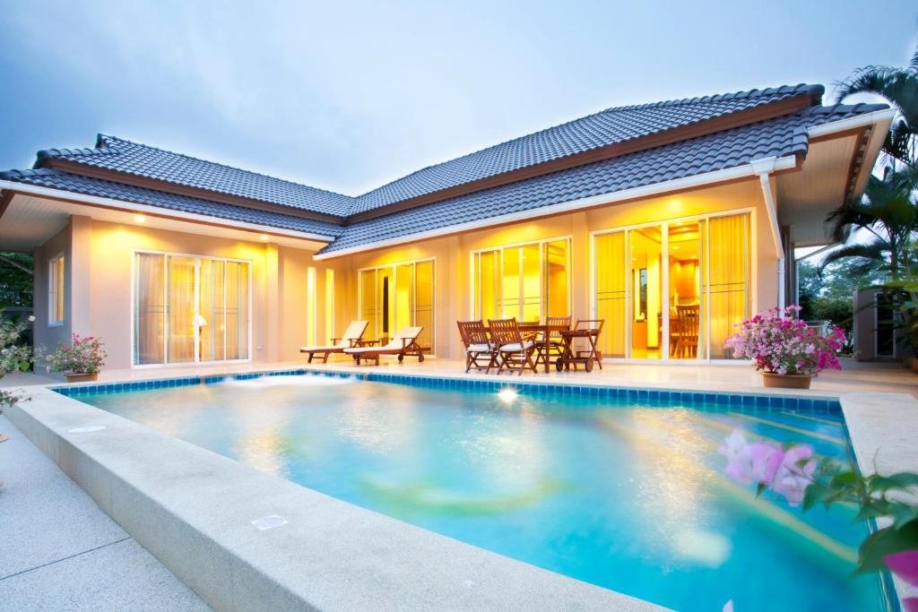 Villa with private pool في هوا هين: بيت فيه مسبح قدام بيت