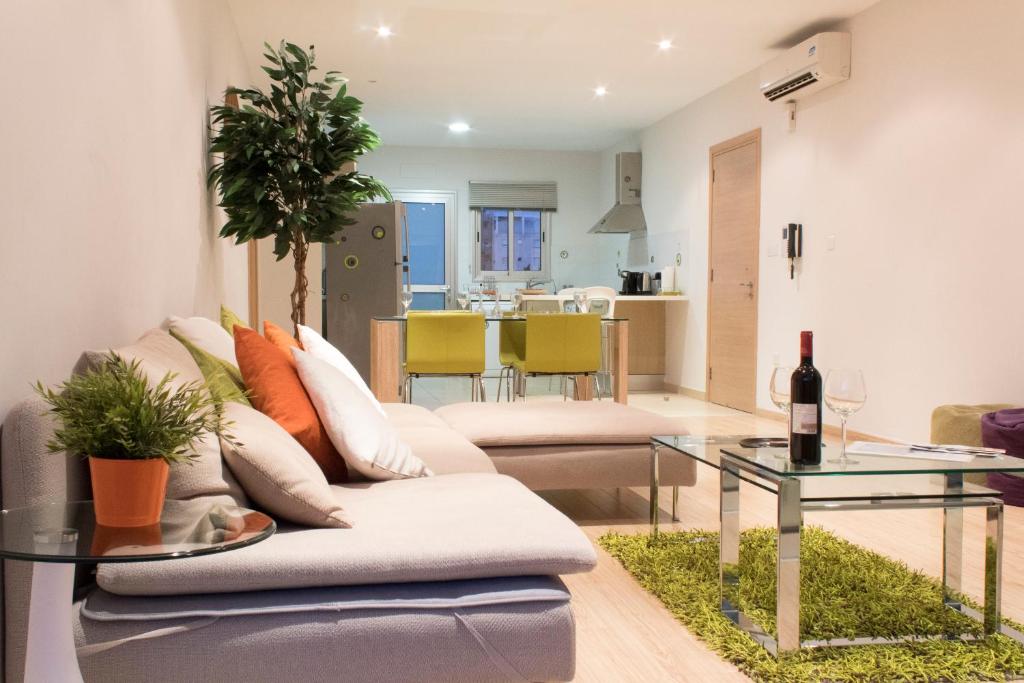 ein Wohnzimmer mit einem Sofa und einem Tisch in der Unterkunft Eden Beach Apartment 207 in Limassol