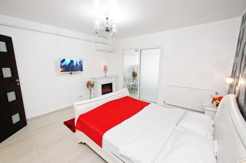 ガラツィにあるJazz Studioの白いベッドルーム(白いベッド1台、暖炉付)