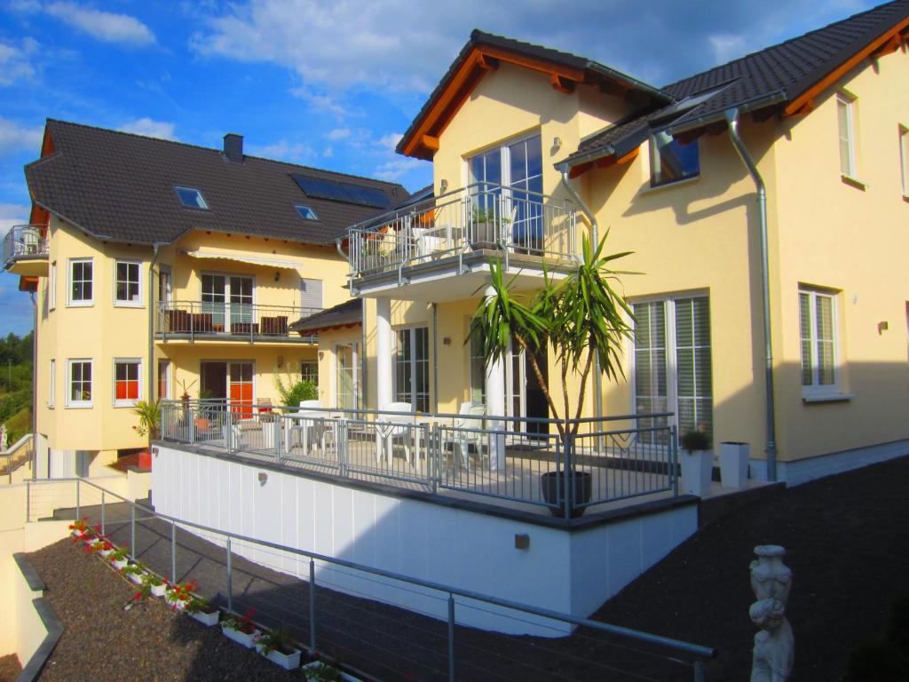 uma vista para uma casa com uma varanda em Cochem Ferienwohnung Scheuer em Cochem