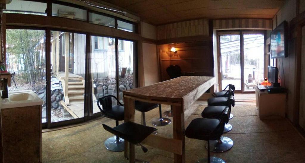 - une cuisine avec une table et des chaises dans la chambre dans l'établissement ILA Hakushu Guesthouse, à Hokuto