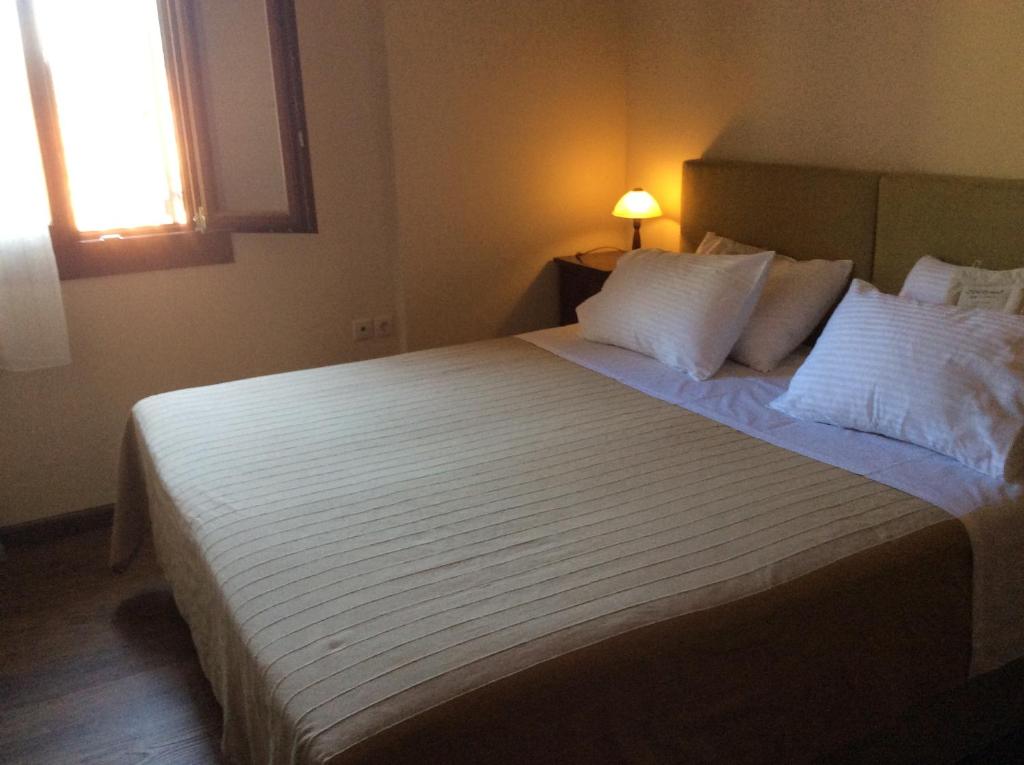 Postel nebo postele na pokoji v ubytování Aethri Pelion Suites