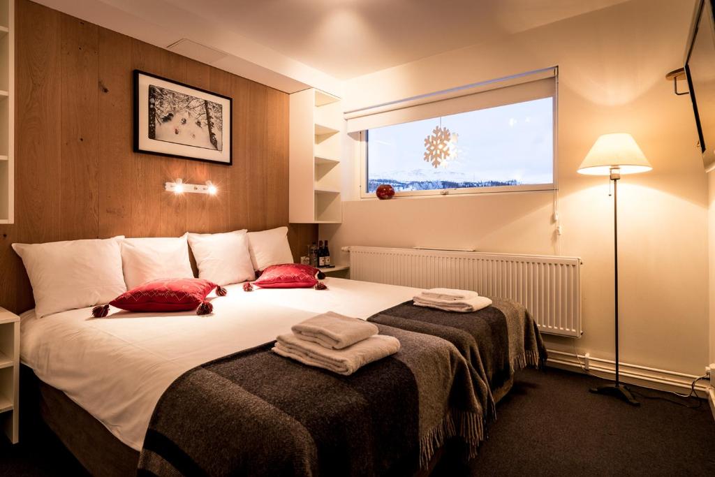 Кровать или кровати в номере Hotell Granen