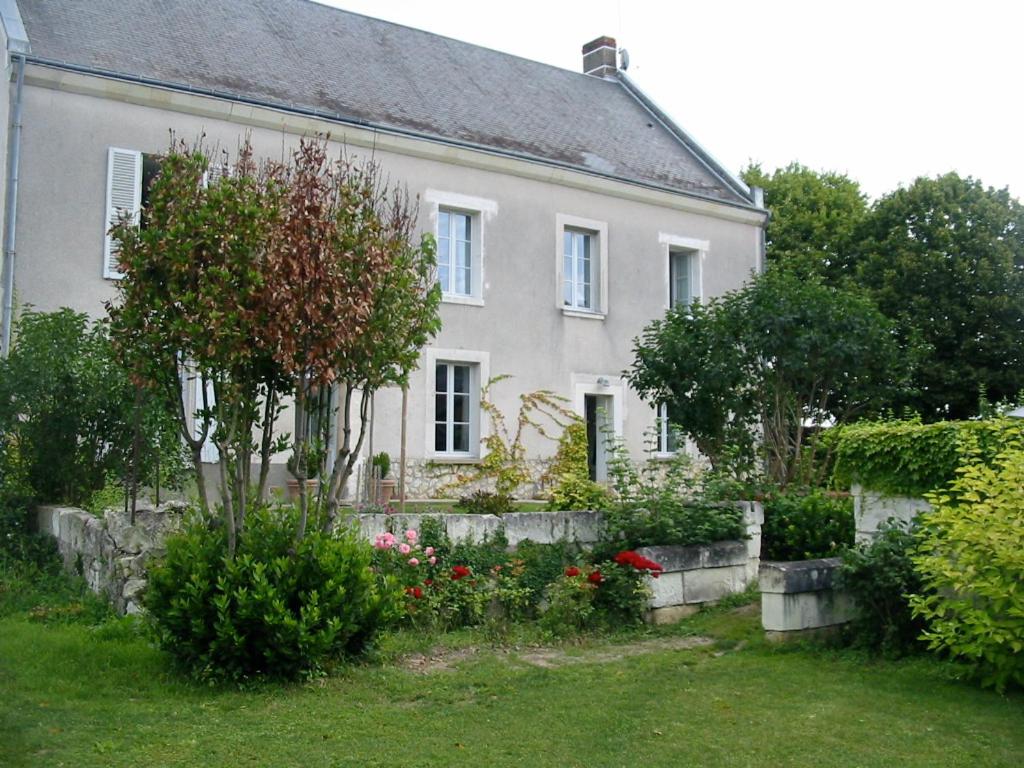 ein weißes Haus mit einem Garten davor in der Unterkunft Chambres d'Hôtes Les Bords du Cher in Saint-Aignan