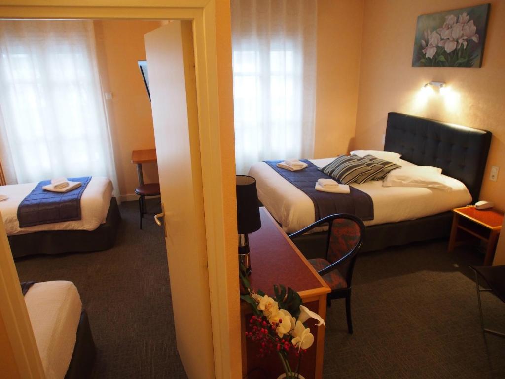 Postel nebo postele na pokoji v ubytování Hôtel de l'Aviation