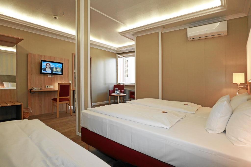 Postel nebo postele na pokoji v ubytování Hotel Danner
