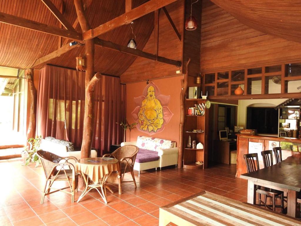 ein Wohnzimmer mit einem Sofa und einem Tisch in der Unterkunft Buddha Raksa in Thong Nai Pan Yai