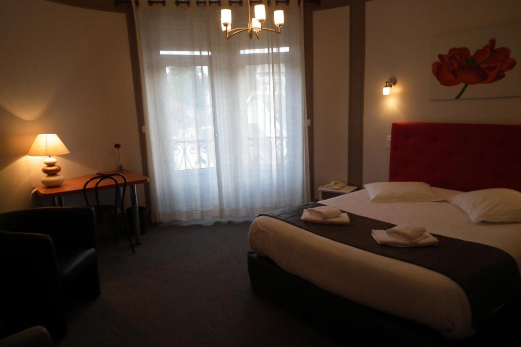 Postel nebo postele na pokoji v ubytování Hôtel de l'Aviation