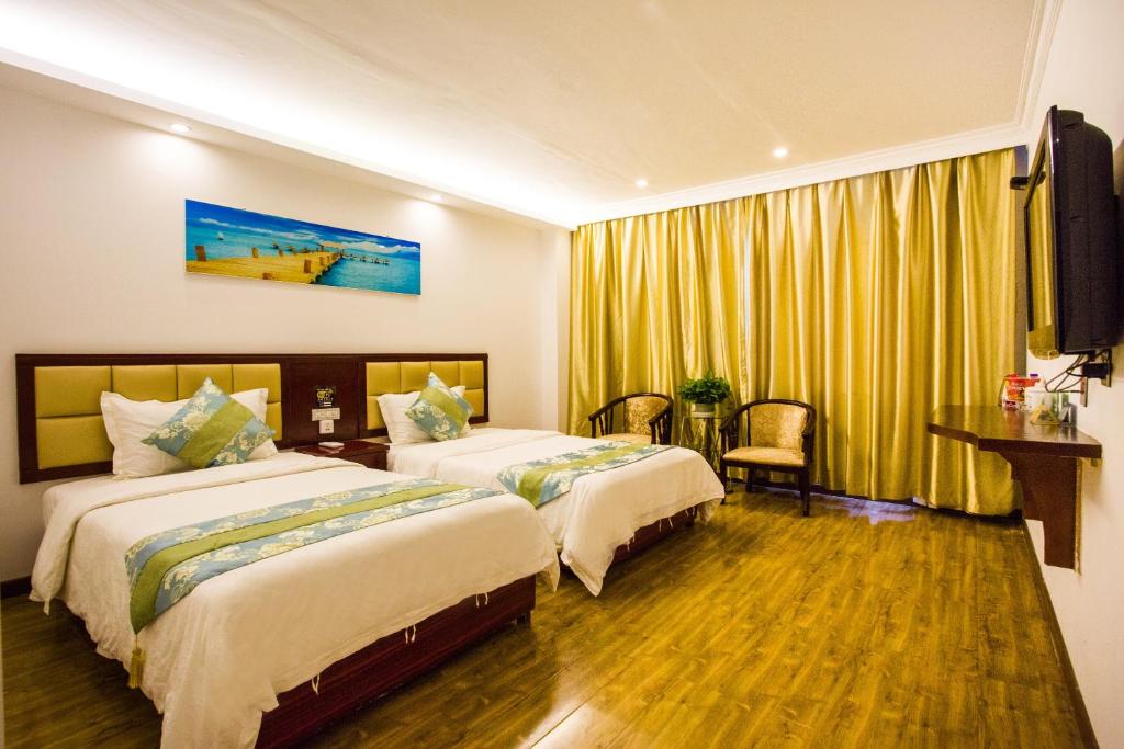 Postel nebo postele na pokoji v ubytování 东玉楼大酒店Zhangjiajie Dong Yu Lou Hotel