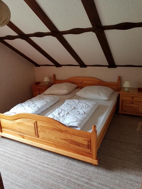 ヴィリンゲンにあるFerienwohnung Napierskiの枕2つが備わるドミトリールームの木製ベッド1台分です。