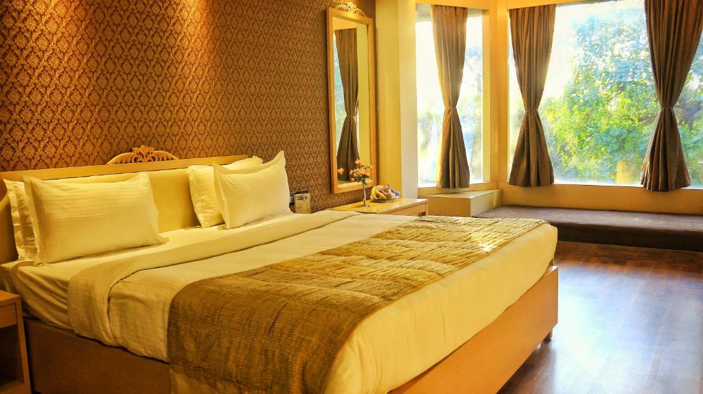 Postel nebo postele na pokoji v ubytování Dee Marks Airport Hotel & Resorts