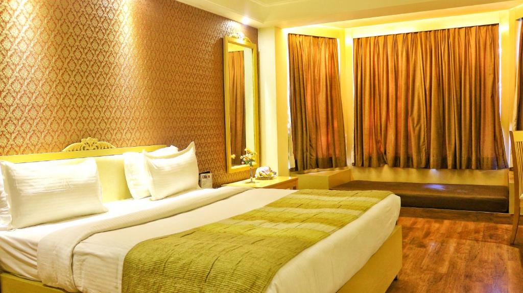 Postel nebo postele na pokoji v ubytování Dee Marks Airport Hotel & Resorts