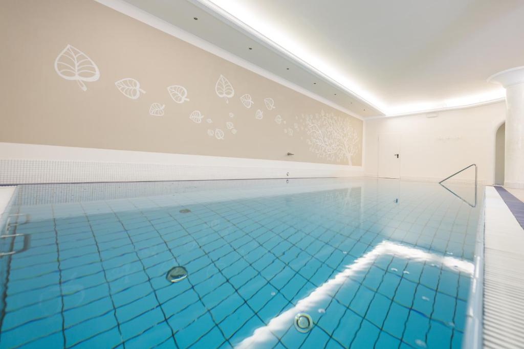 Basen w obiekcie Park Hotel Bellevue lub w pobliżu
