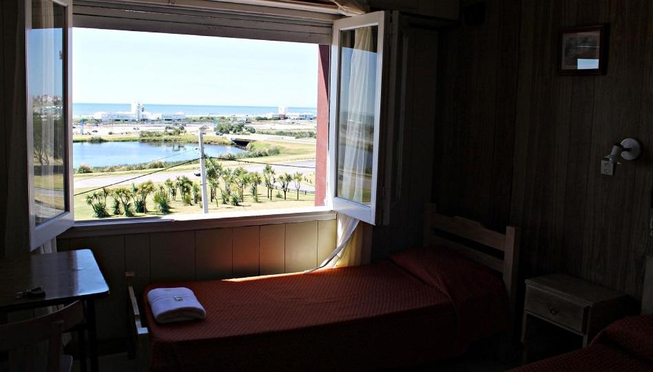 een raam met een bed in een kamer met uitzicht bij Hotel Saona in Mar del Plata