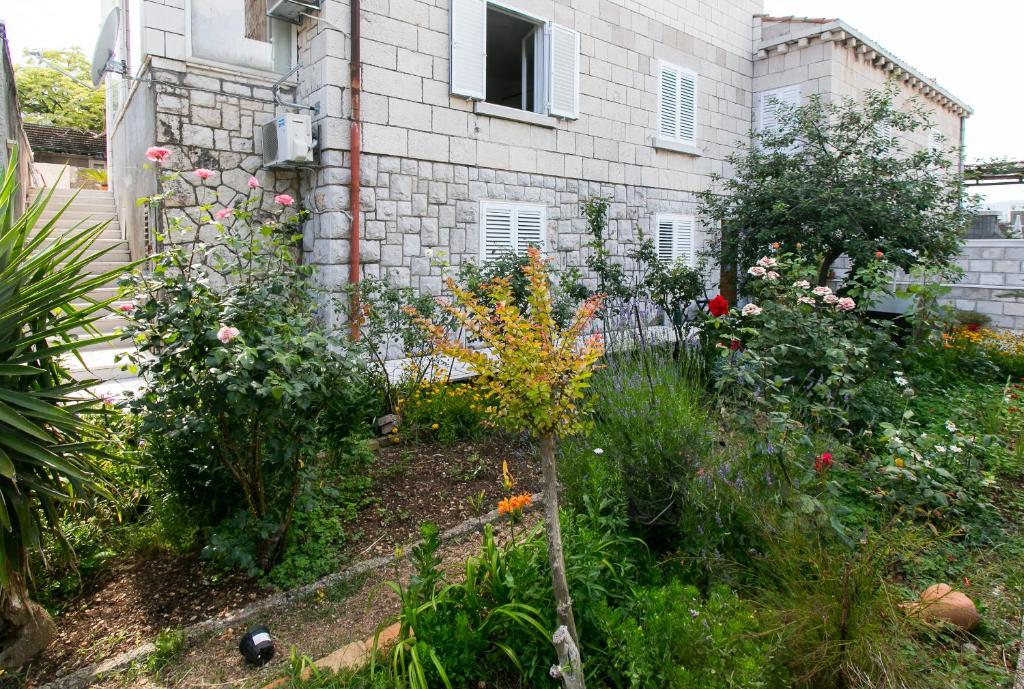 Vonkajšia záhrada v ubytovaní Yellow Room Guesthouse