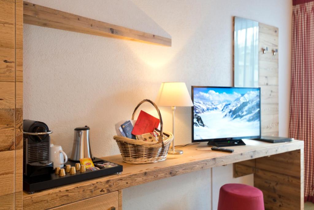 Uma televisão e/ou sistema de entretenimento em Hotel Bernerhof Grindelwald
