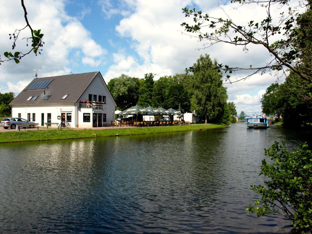 budynek obok rzeki z domem w obiekcie Lenzer Hafen w mieście Lenz