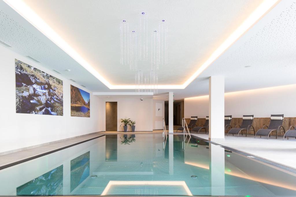 The swimming pool at or close to Das Landerer