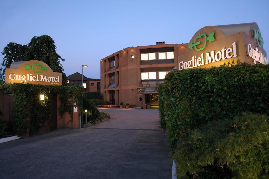 a building with a sign that reads guerrilla motel at Guglielmotel in Brembate