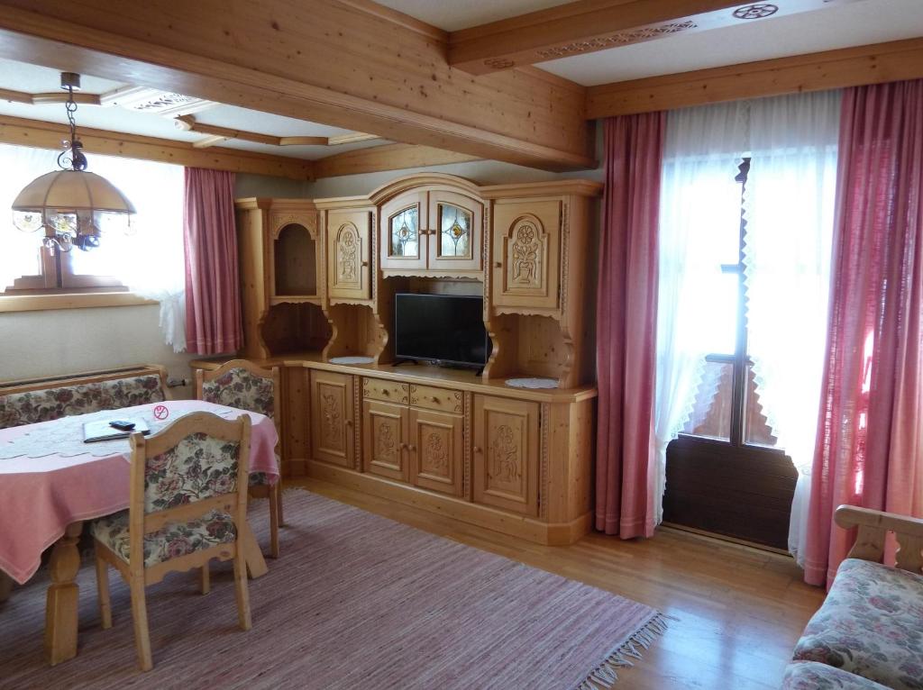 TV a/nebo společenská místnost v ubytování Hotel Neuwirt