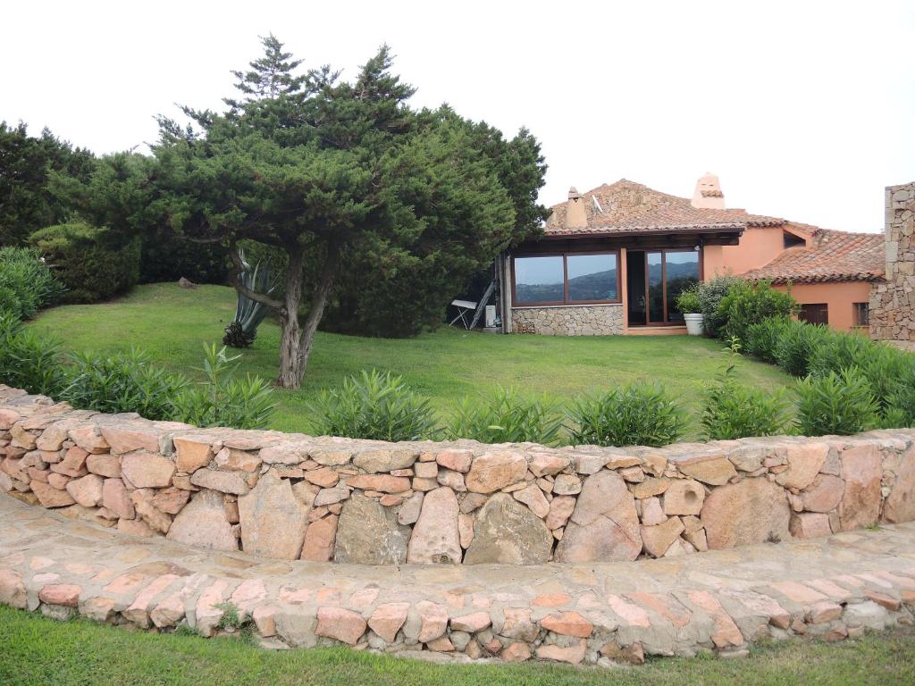 un muro di pietra di fronte a una casa di Sea View Eden a Porto Cervo