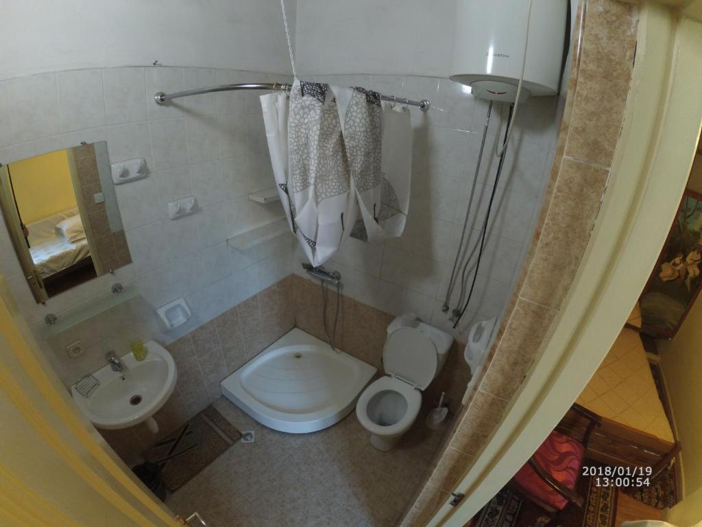 Koupelna v ubytování Gutsa Artists Mini-Hotel