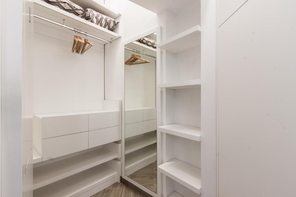 Łóżko lub łóżka piętrowe w pokoju w obiekcie Domus Quiritum Elite, Vatican luxury apartment