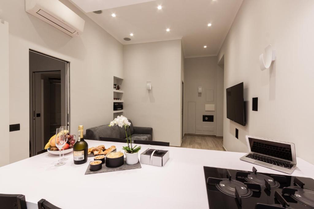 Telewizja i/lub zestaw kina domowego w obiekcie Domus Quiritum Elite, Vatican luxury apartment