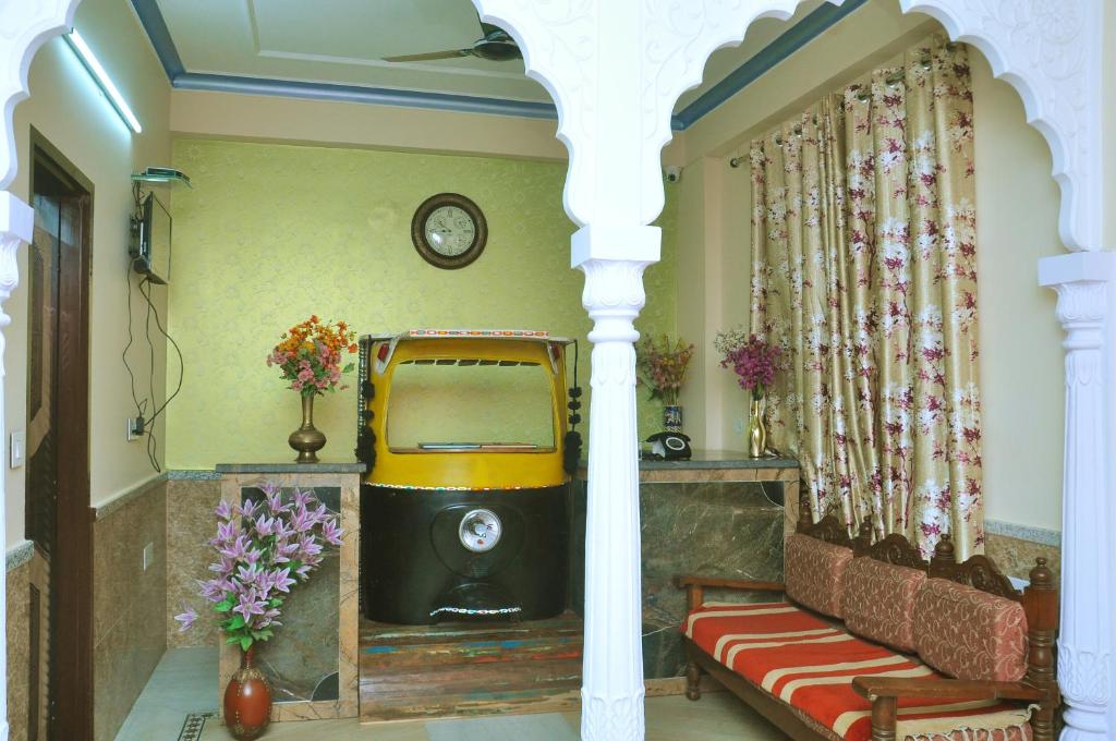 una sala de estar con un coche antiguo en una habitación en MOONLIGHT HOMESTAY & HOSTEL, en Jaipur