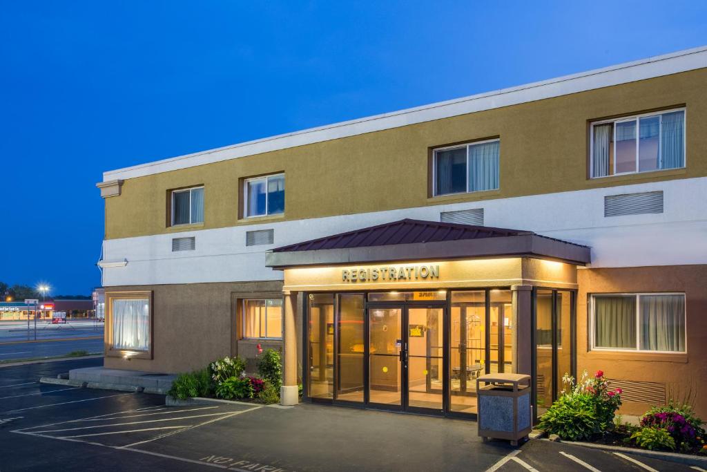 un hotel con aparcamiento frente a un edificio en FairBridge Inn Express Buffalo Airport Williamsville, en Williamsville