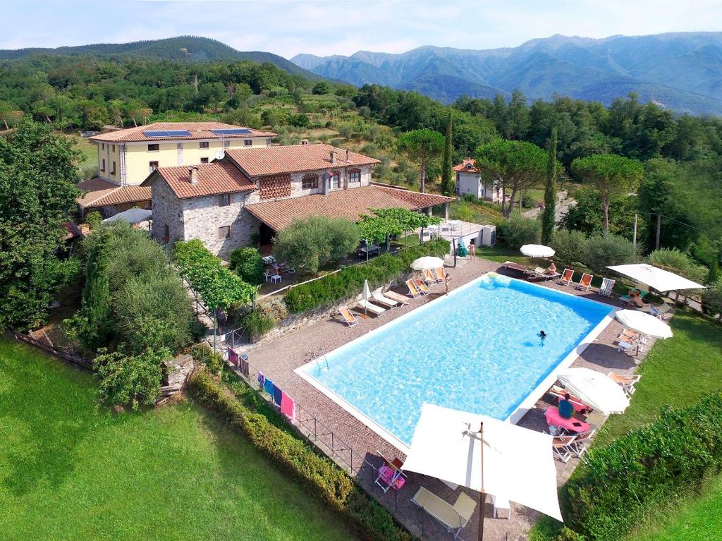 een luchtzicht op een resort met een zwembad bij Giunasco in Bagnone