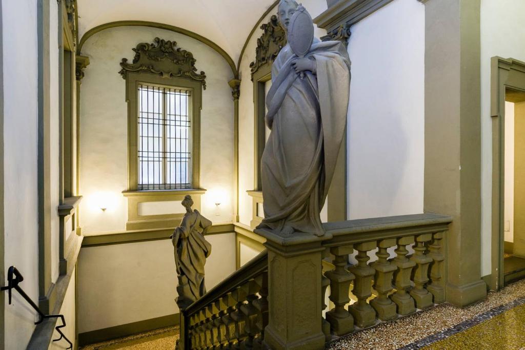 ボローニャにあるPalazzo Bernacchi Open Spaceの階段上の女像