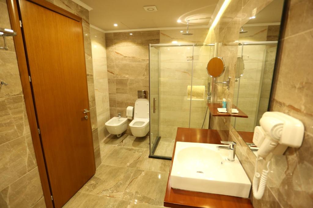 Koupelna v ubytování Perla Hotel