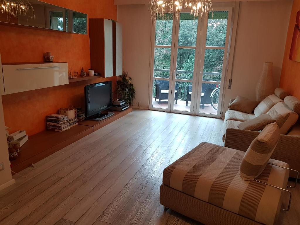 un salon avec un canapé et une télévision dans l'établissement confort home, à Viareggio