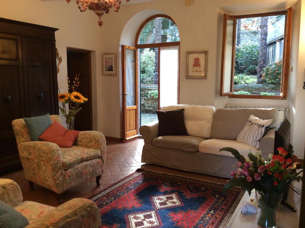 a living room with a couch and a chair at Casa vacanze Amelia in Fiesole