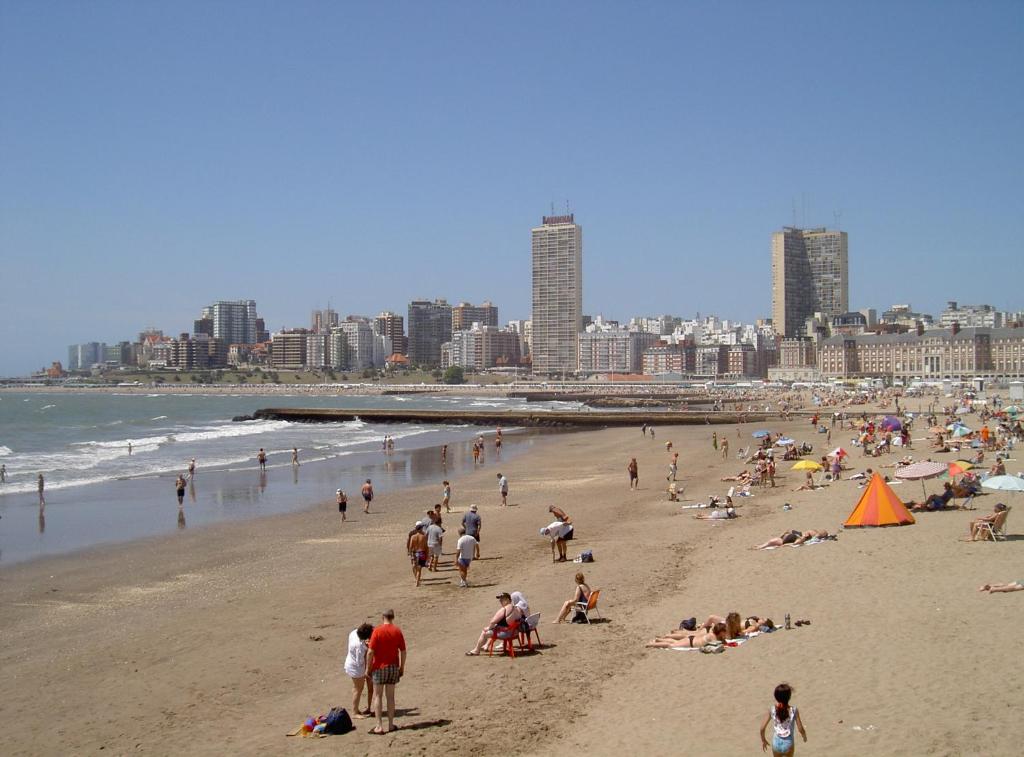 Foto de la galería de Departamento completo centro frente a la playa y Casino central 2 amb luminosos en Mar del Plata