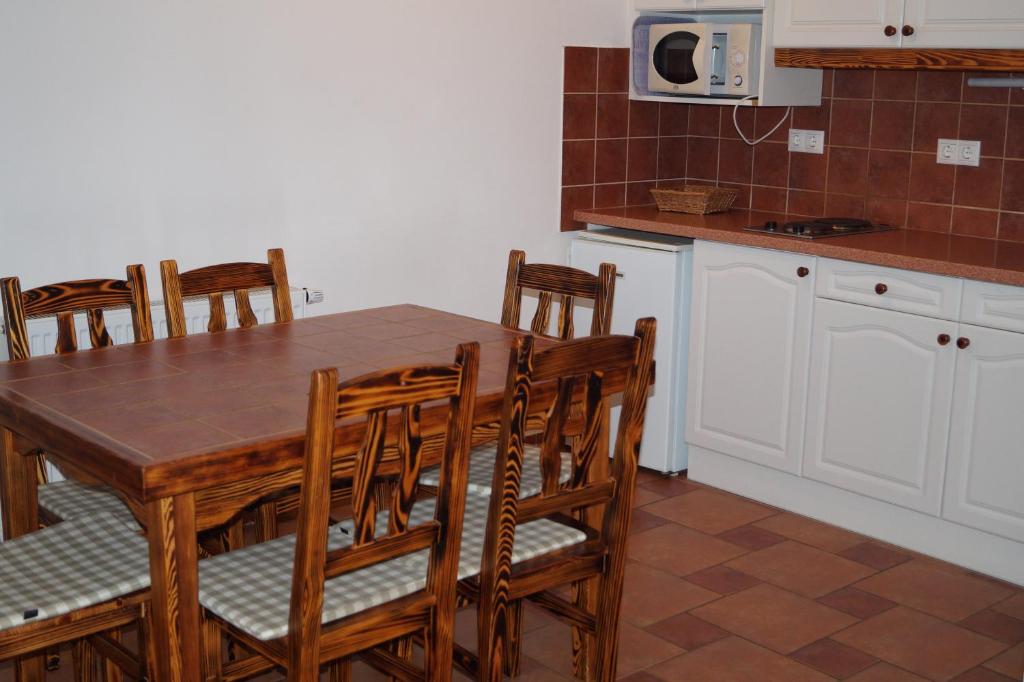A kitchen or kitchenette at Emanapartmanok Sárvár