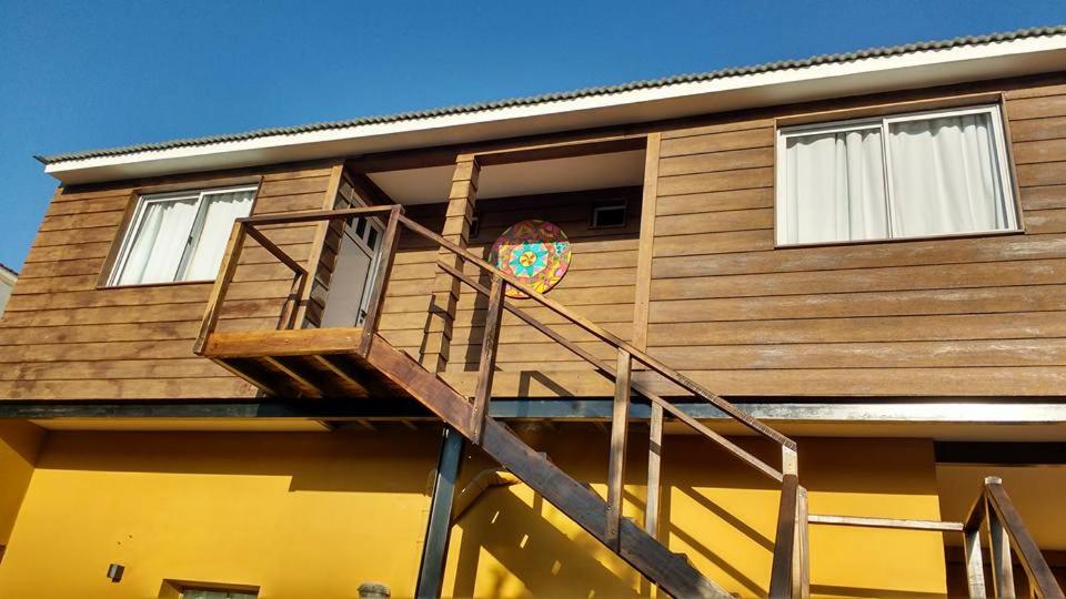 Una casa de madera con una escalera en el lateral. en Avetaia Suit en Santa Rosa de Calamuchita