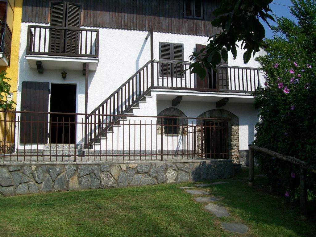 ヴァラッロにあるCasa Antonellaの階段と庭のある白い家